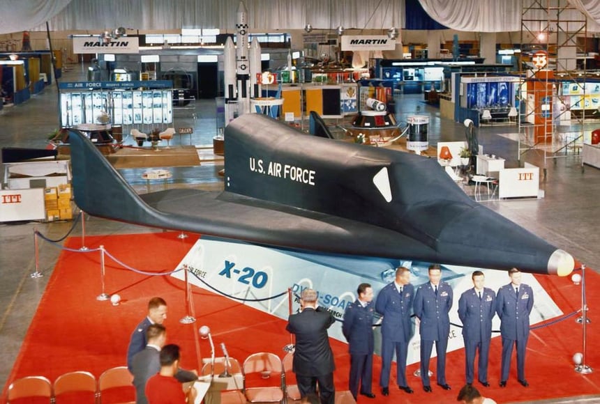 Odhalení makety X-20 Dyna-Soar na konferenci Air Force Association v Las Vegas, 24. září 1962